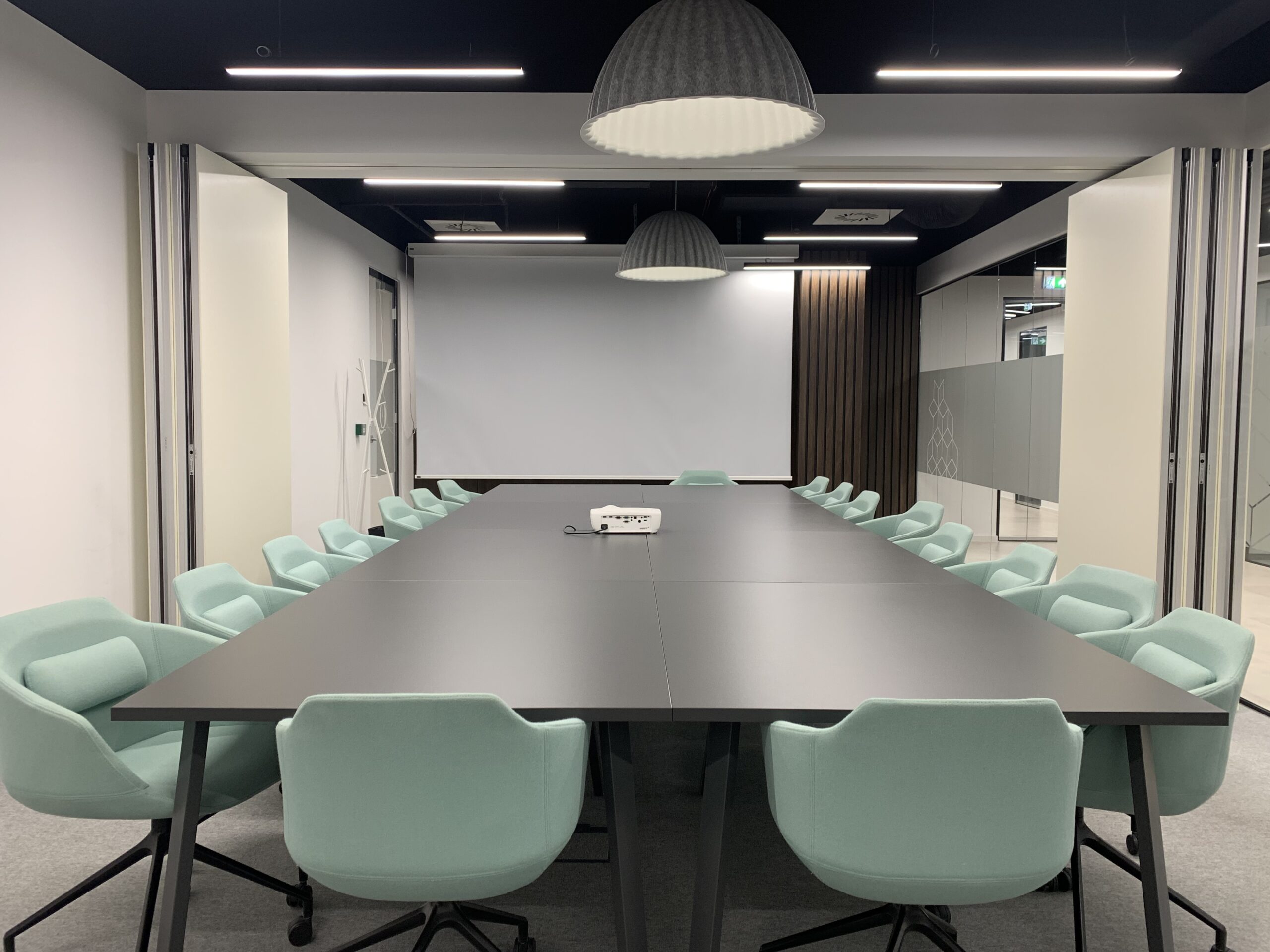 Quorum – private office with 7 workstations