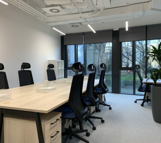 Quorum – private office with 7 workstations
